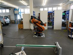 Aufbau einer Roboterzelle in unserer Werkstatt